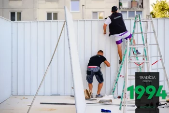 Die einzelnen ungedämmten Wandpaneelen werden zusammengeschraubt