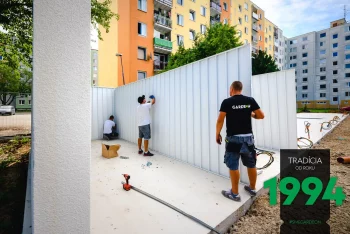 Die Monteure schrauben die unisolierten Paneele zu einander