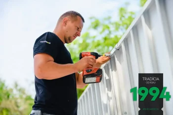 Das unisolierte Paneel wird durch ein L-Profil zusammengeschraubt