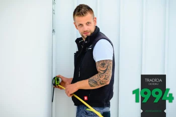 Der Monteur bei seiner Arbeit