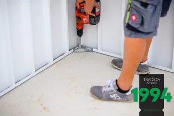 Das Wandpaneel wir ans Fundament befestigt