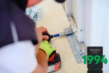 Es werden L-Profile montiert