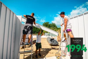 Die GARDEON Monteure versetzen die Frontseite, die Stirn der Garage