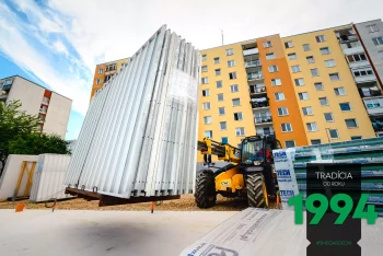 Die Paneele der Reihengarage werden ans Fundament transportiert