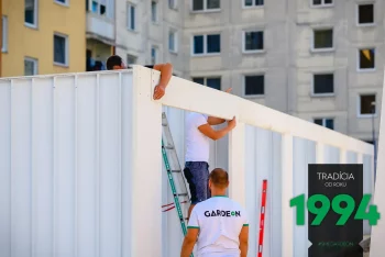 Die Frontseite und das Gewände der Garagen ist fast fertig