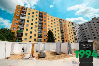 Eine weiße GARDEON Reihengarage wird bei einem Wohnkomplex montiert