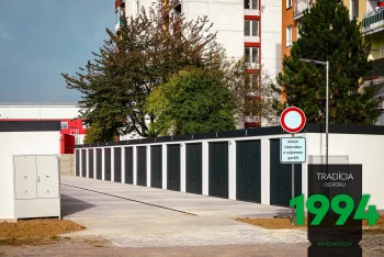 Weiße Reihengarage GARDEON mit dem Zubehör in Farbe anthrazit