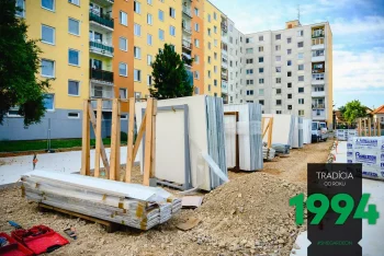 Die einzelnen Bestandteile der Reihengarage werden zum Aufstellungsplatz transportiert