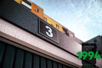 Garagennummer an der Dachblende