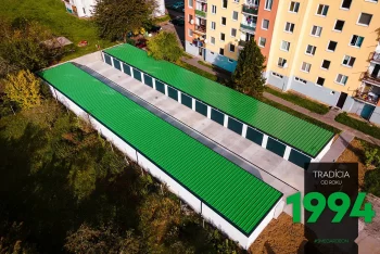 Eine grüne Dachdeckung an den weißen Reihengaragen von GARDEON