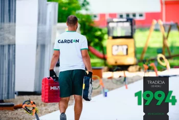 Werkzeug wird zum Aufstellungsort getragen