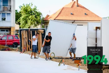 Die GARDEON Monteure tragen die Wandpaneele zum Fundament