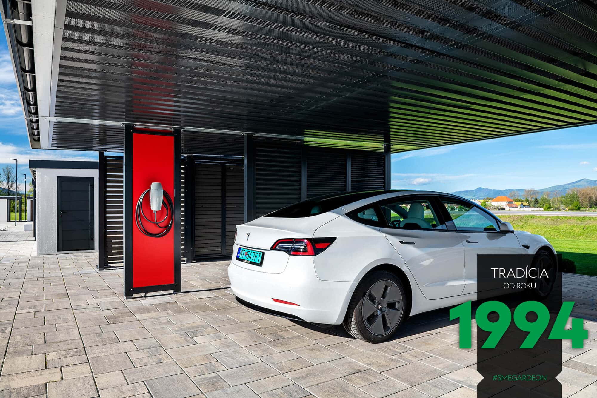 Tesla unter einem Carport geparkt