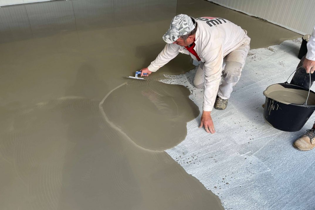 Es wird ein Boden nivelliert