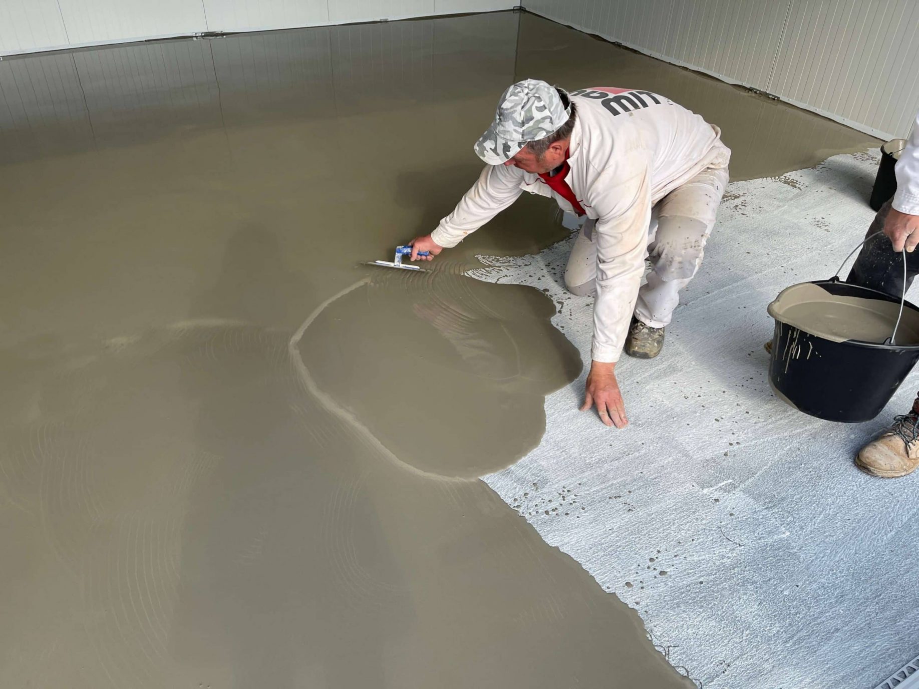 Es wird ein Boden nivelliert