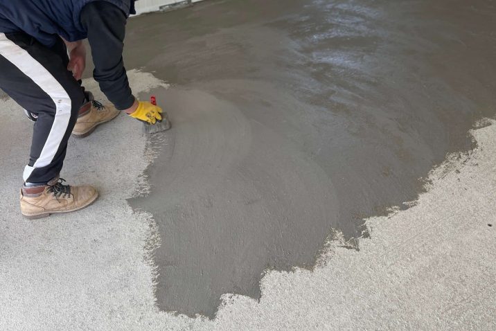 Der Flüssugkarton wird aufgetragen