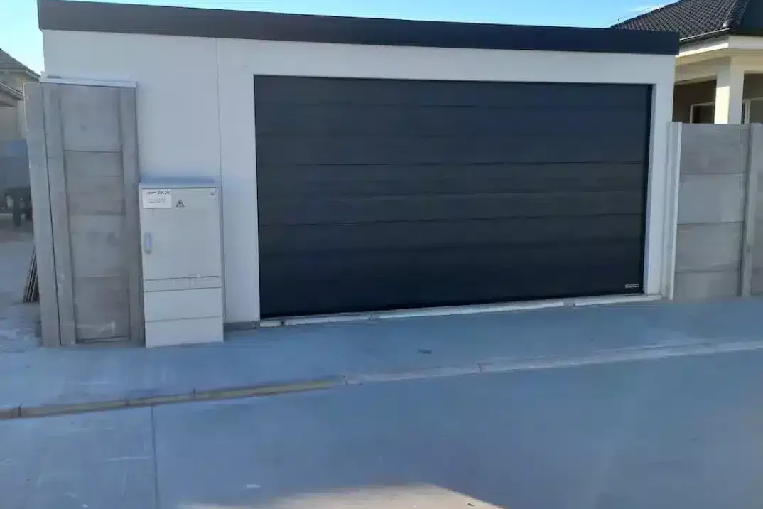 Fertigmontierte weiße Garage GARDEON - angepasst an die Gegebenheiten vor Ort