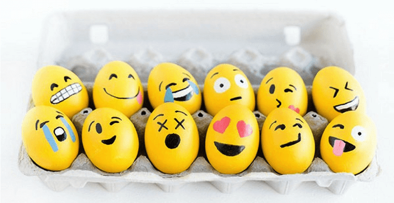Ostereier mit Emoji-Gesichtern