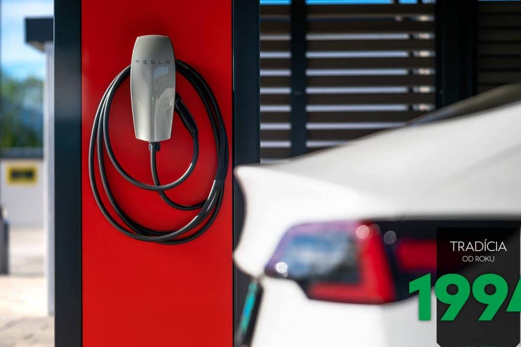 Tesla und ihre Ladestation in einem Carport