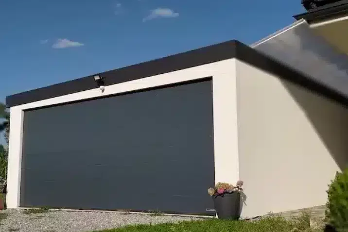 Weiße Doppelgarage GARDEON mit dem Zubehör von Hörmann in Farbe RAL7016