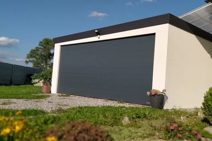 Die GARDEON Fertiggarage angepasst an das Haus - mit Abstand