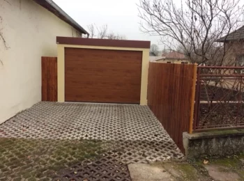 Einzelgarage bei einem Familienhaus in der Slowakei