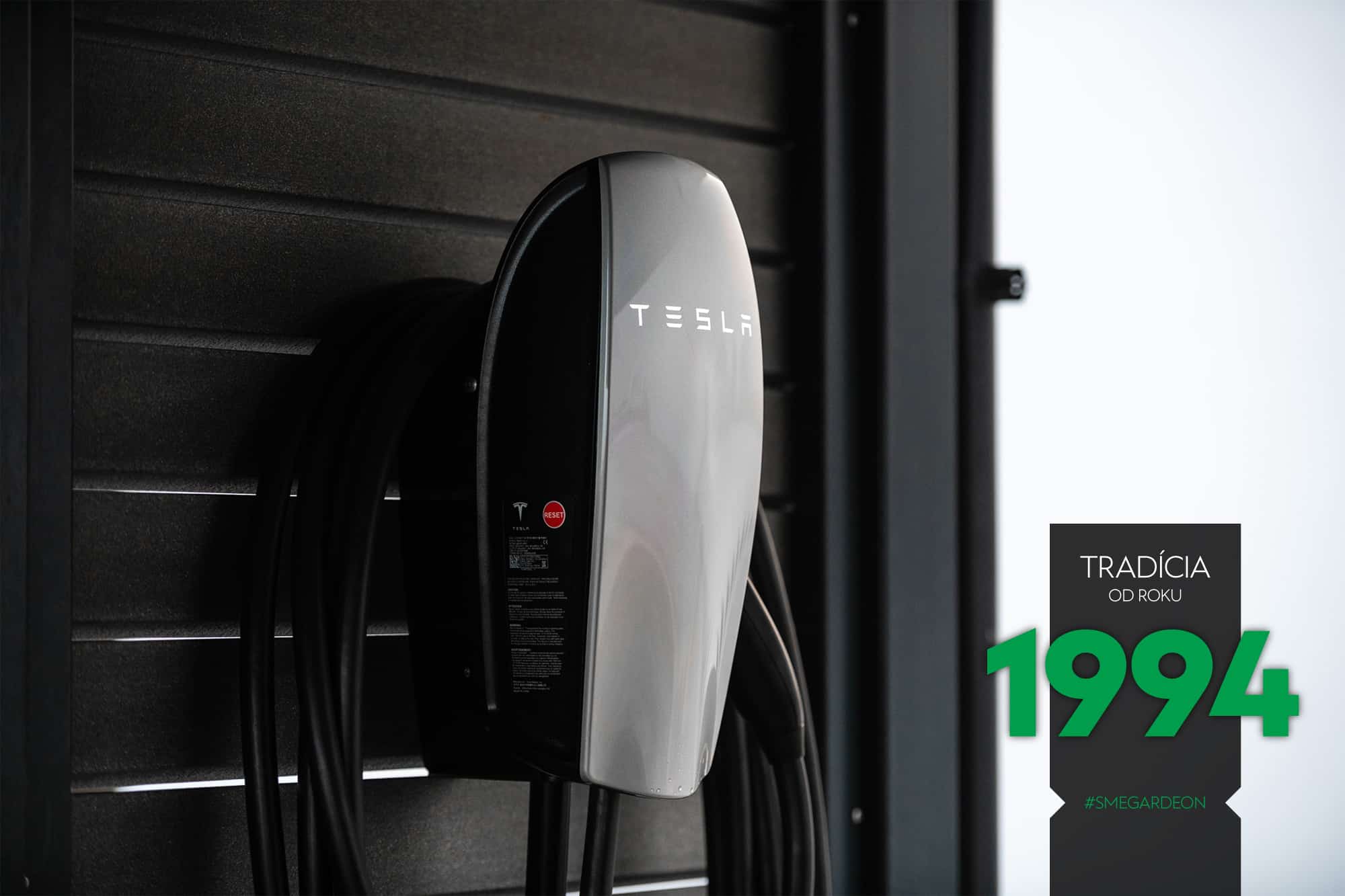 Tesla Ladestation am Carport befestigt