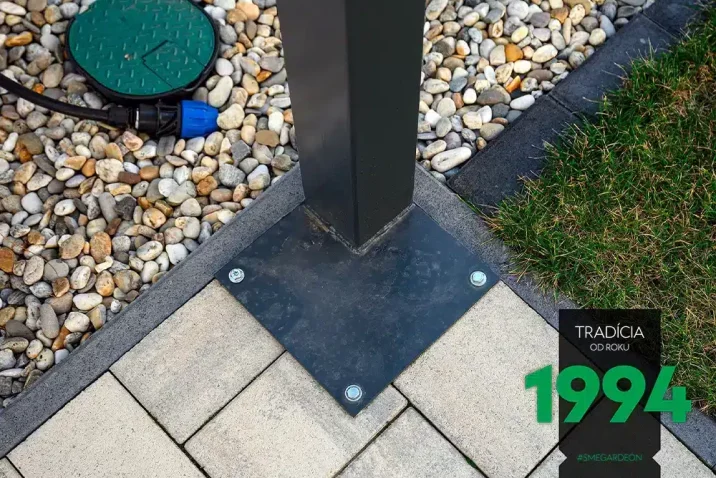 Die Verankerung der Stahlplatte einer Stütze