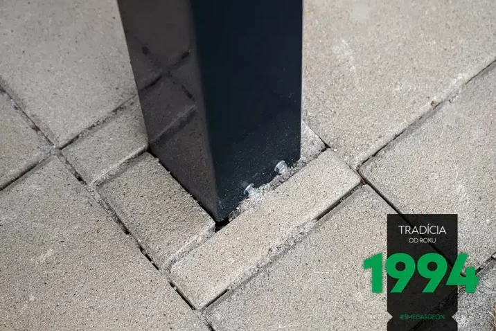 Die Stütze eines Carport wurde unter der Pflasterung versteckt