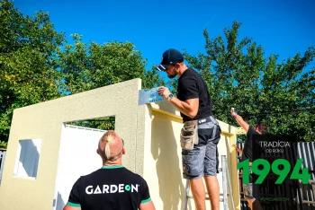 Montage der Gartenhütte für den Herrn Hulla