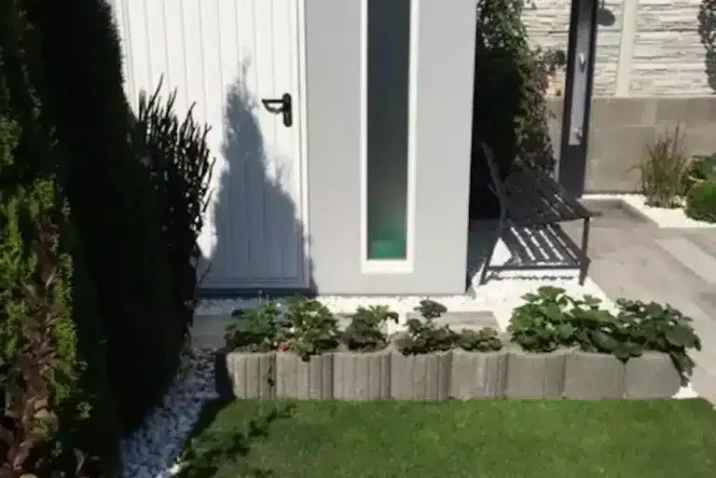 Kleine, simple Gartenhütte von GARDEON