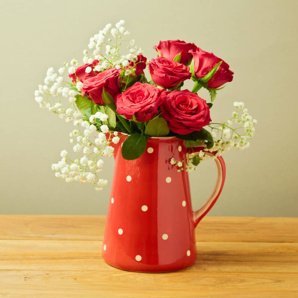 Eine Vase mit roten Rosen