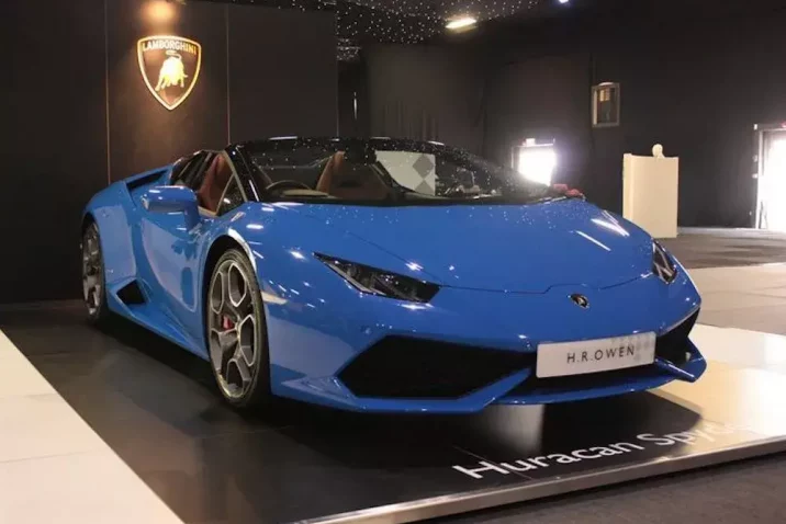 Ein blaues Lamborghini