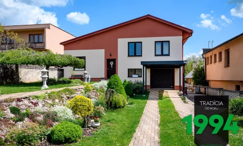 Carport für 1 Auto vor der gemauerten Garage