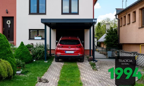Das Stahlfertigcarport von GARDEON angebunden an ein Familienhaus
