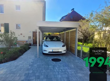 Tesla in einem GARDEON Einzelcarport mit Wandelementen an der rechten Seite