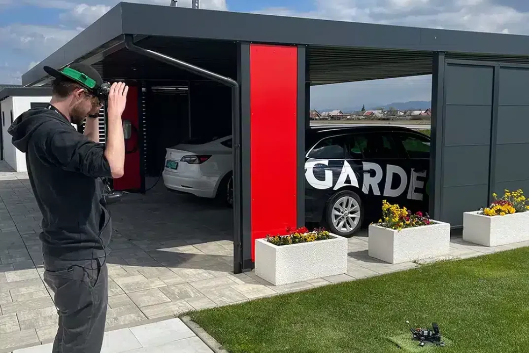 Der Kameraman test die Drohne