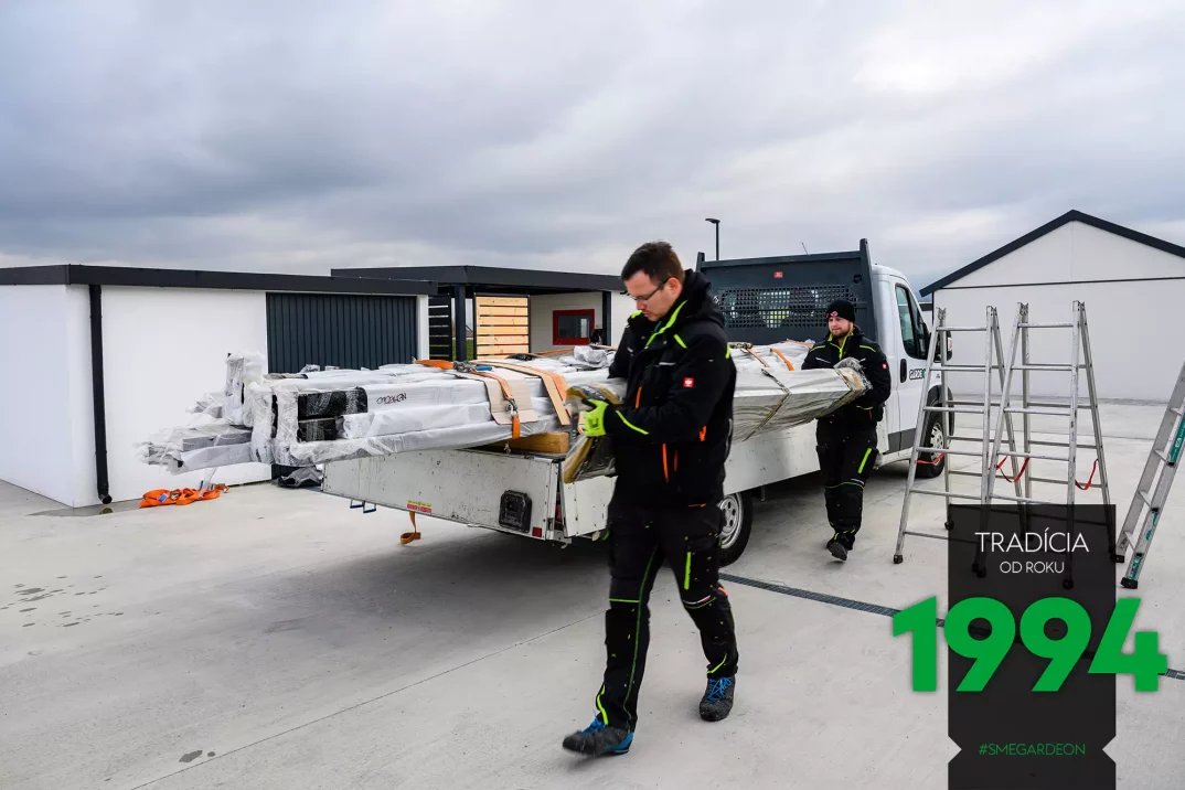 Die Monteure Tragen die Konstruktionsteile zur Baustelle