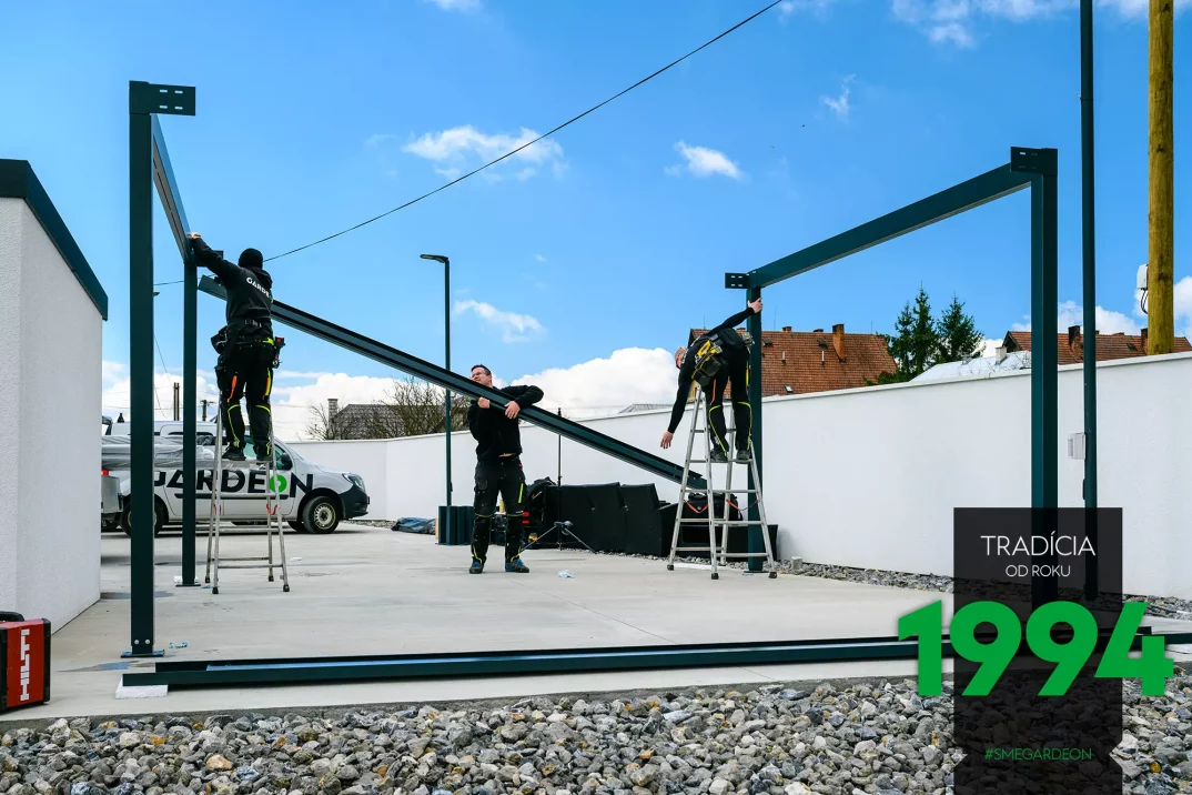 Die Vertikalseiten der Überdachung werden angebracht