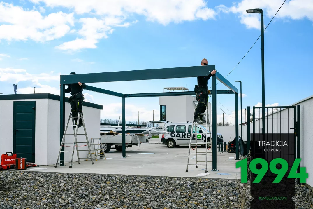 Die Konstruktion der Gartenpergola wird aufgebaut