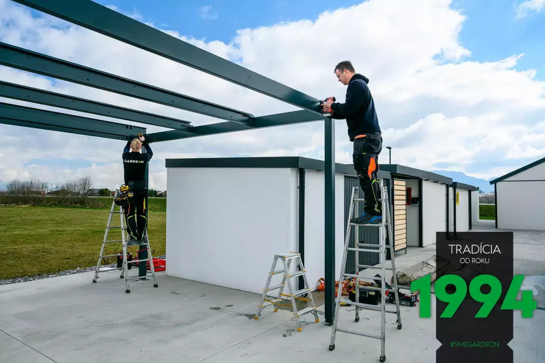 Die Monteure montieren die Pergolenkonstruktion zusammen