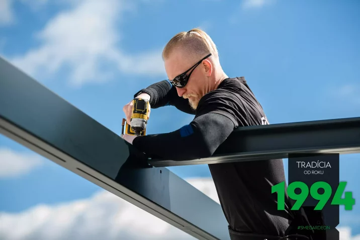 Der Monteur von GARDEON schraubt die Dachträger an die Konstruktion