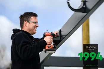 Haken für die Rinnen werden an die Konstruktion geschraubt