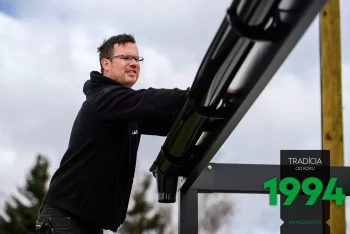 Der Monteur bei den Dacharbeiten - Anbindung des Rinnensystems