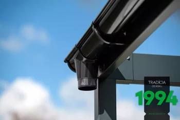 Detailfoto: das Rinnensystem, das unter der Attika versteckt sein wird