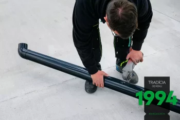 Das Ablaufrohr wird gekürzt und an die Umgebung angepasst