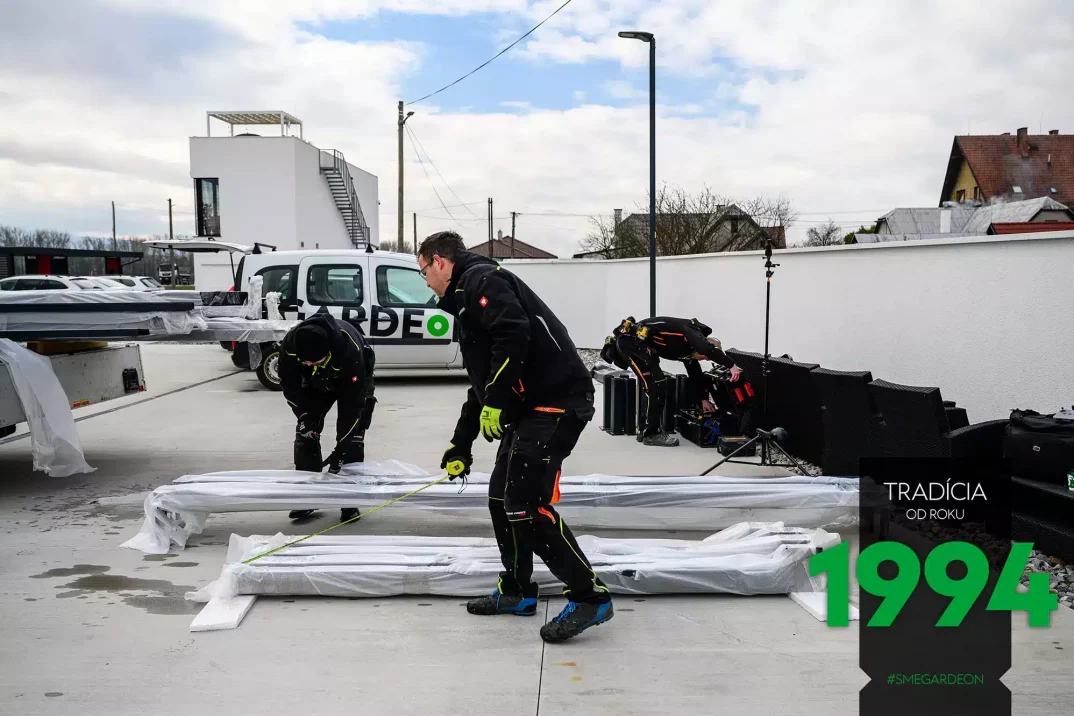 Die Einzelteile einer Pergola werden ausgepackt