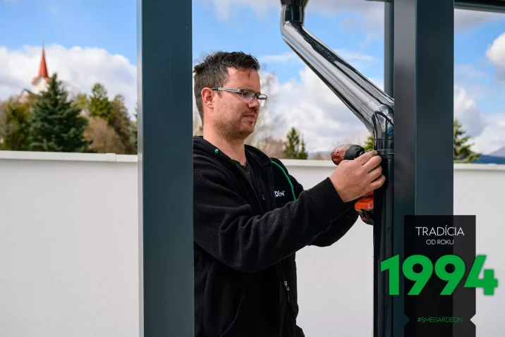 Ein GARDEON Monteur befestigt das Rinnensystem an die Konstruktion