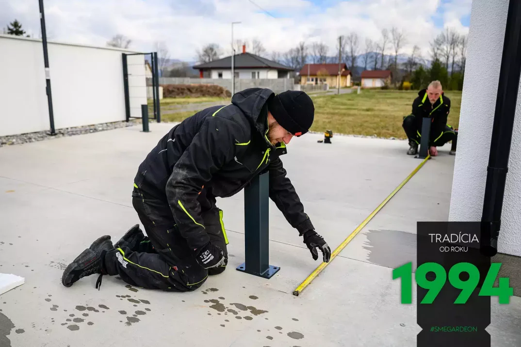 Die Monteure messen den Abstand zwischen den Stützen