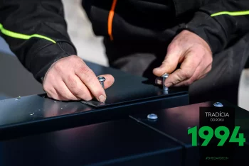 Der Monteur bereitet alles für die Montage vor